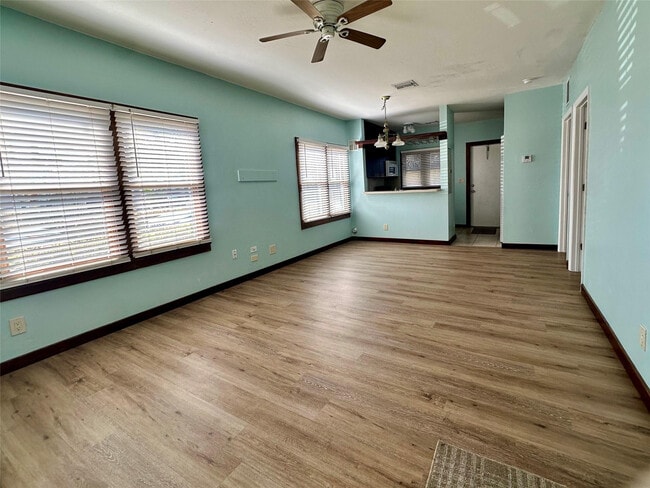 Building Photo - 11 SW 11th Ave