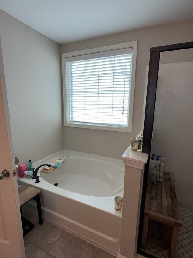 Building Photo - 302 Pond Hill Ct