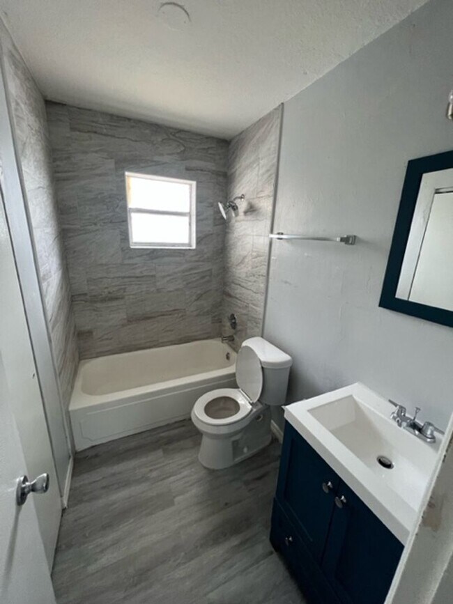 Interior Photo - 13104-13108 Leisure Wood Pl