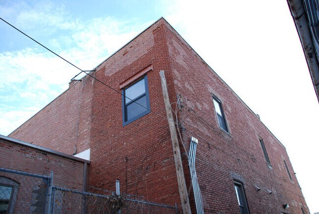Building Photo - 431 W Walnut St