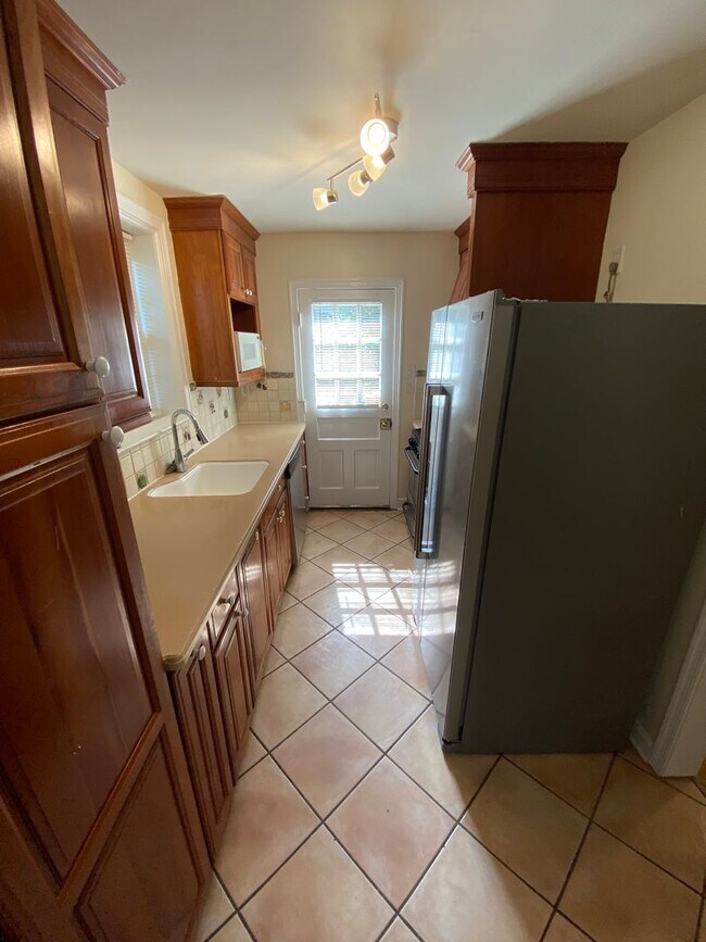 Building Photo - 3 Bed Brick Colonial Just Blocks from Red ...