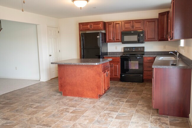 Building Photo - 320 Meadow View Dr