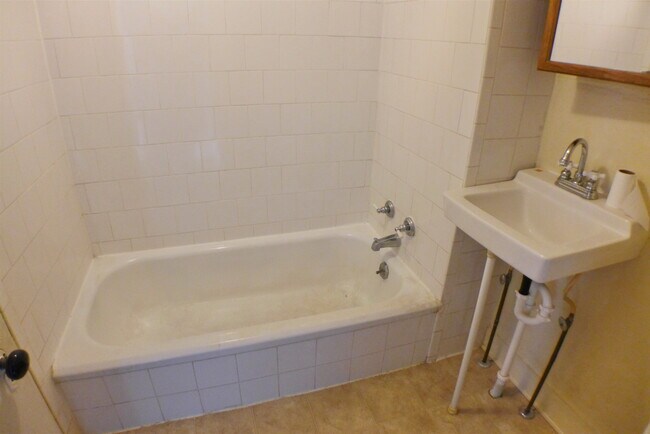 Tub - 106 S Clay St