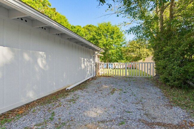 Building Photo - 908 Rock Creek Ave