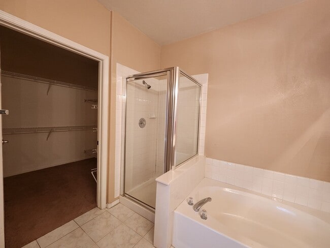 Building Photo - Fabulous First Floor Condo!