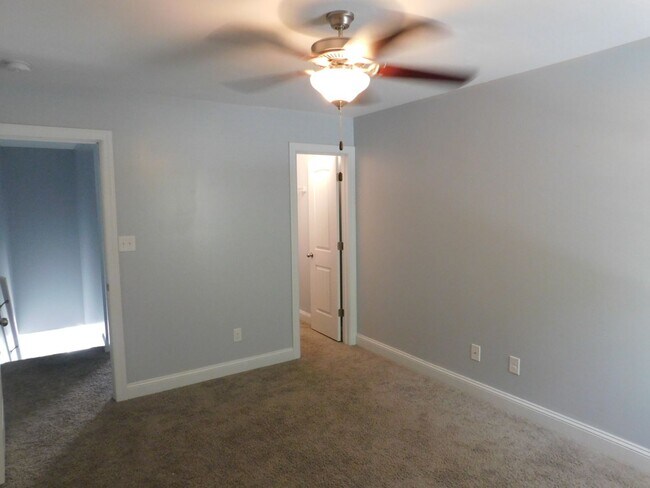 Building Photo - Like New Townhome!