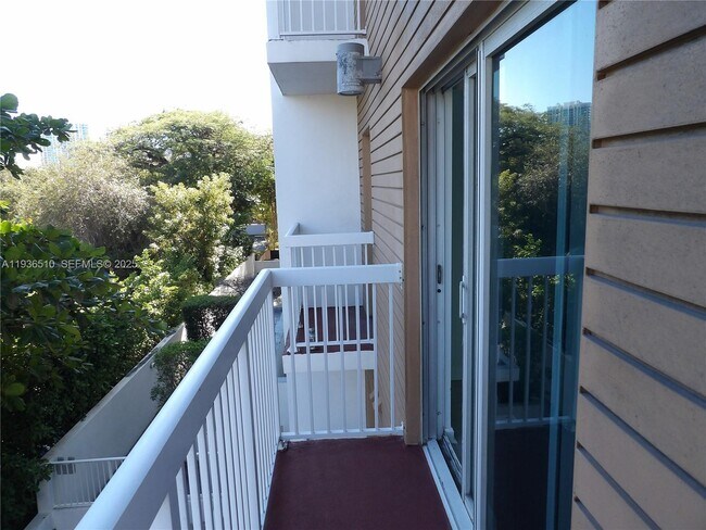 Building Photo - 2740 SW 28th Terrace