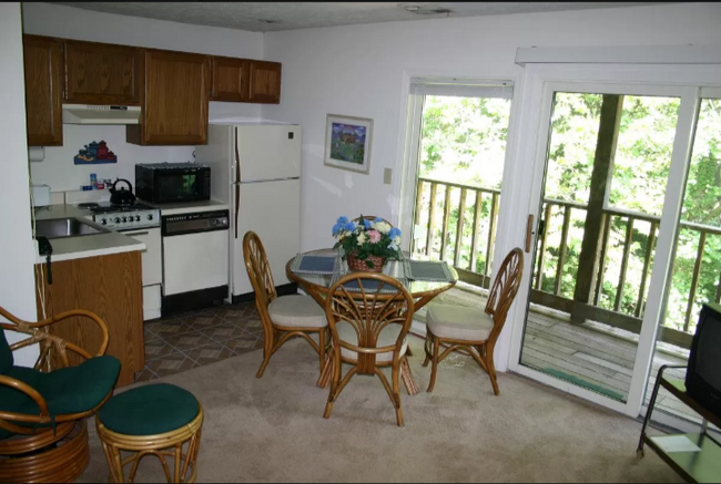 Another view showing kitchen too. - 9608 S Bay Pointe Ct