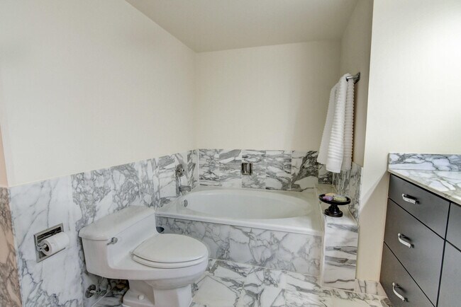 Building Photo - 4301 N Ocean Blvd