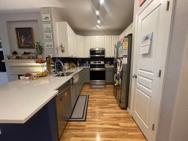 Building Photo - $0 DEPOSIT OPTION! LUXURIOUS 3BED/2BATH CONDO WITH MODERN UPGRADES