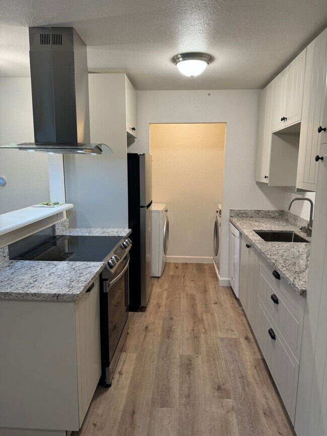 Building Photo - Adorable 2-bedroom 1 full bath and 1 car g...