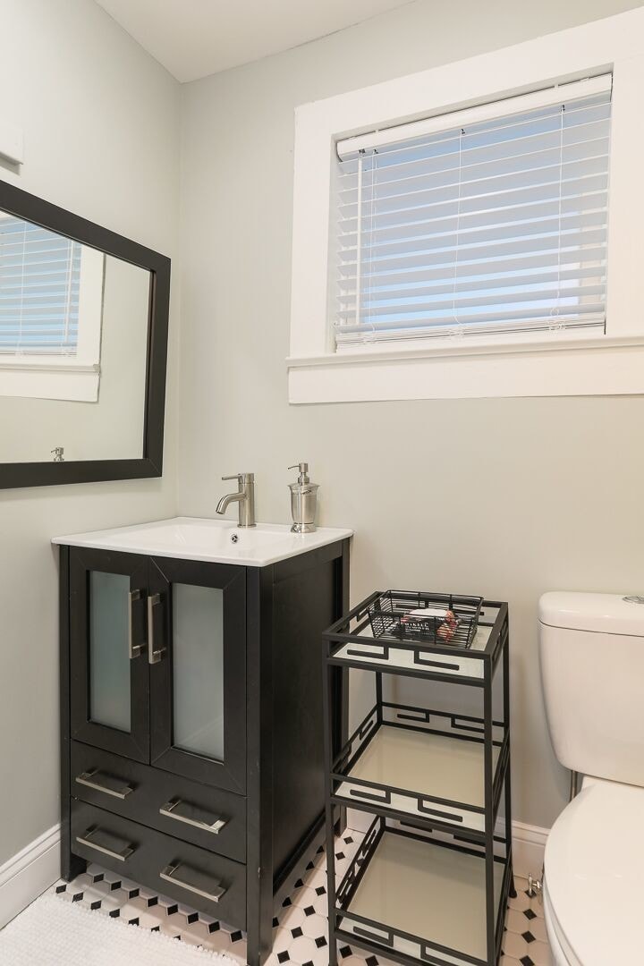 Building Photo - 1310 Hyman Ave