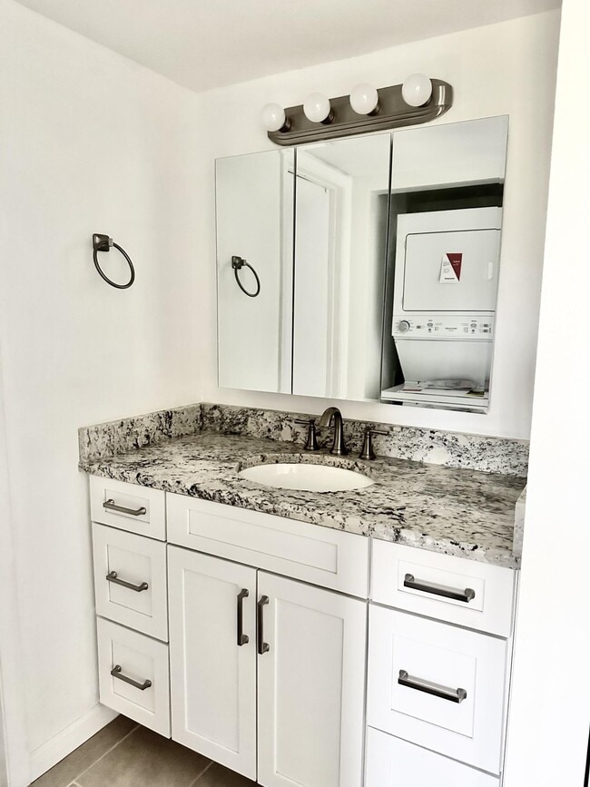 Building Photo - 1566 SE Royal Green Cir