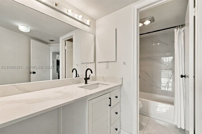 Building Photo - 3475 N Country Club Dr
