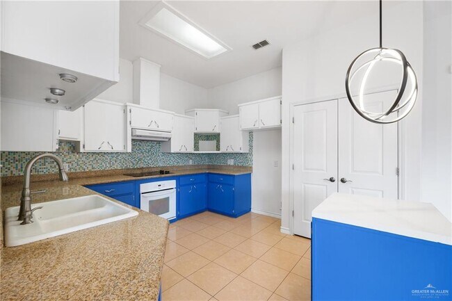 Building Photo - 22 E Beech St