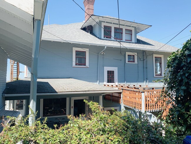 Building Photo - 1030 N Garden St