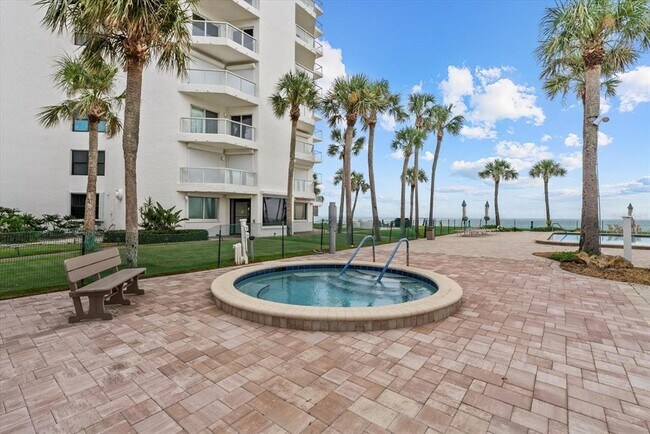Building Photo - 1000 Longboat Club Rd