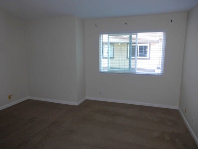 Building Photo - Townhouse 2 bedrooms, 2 1/2 baths, 2 car g...