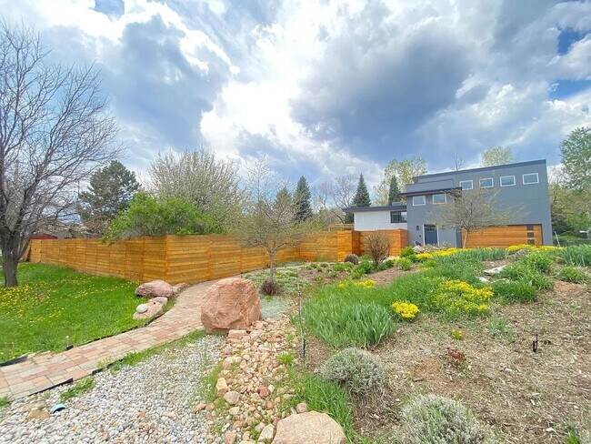 Building Photo - 5 bed 3.5 Bath Home in North Boulder W/Large Backyard, Swimming Pool & Jacuzzi!