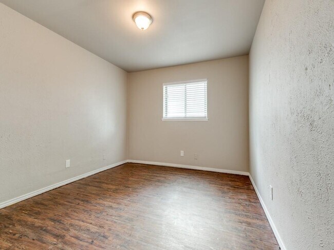 Building Photo - 502 Wildflower Dr