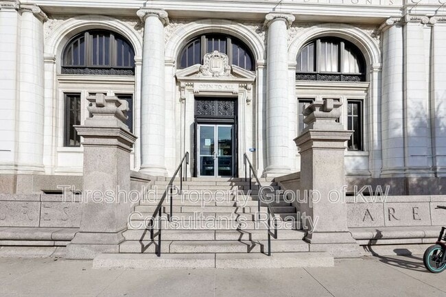 Building Photo - 451 E Town St