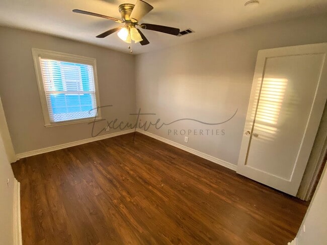 Building Photo - Well-Kept 3BR Home with Sunroom, Garage & Fenced Yard