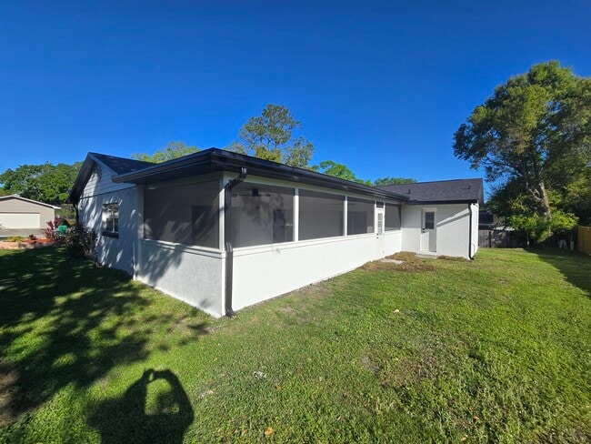 Building Photo - 383 Floral Dr