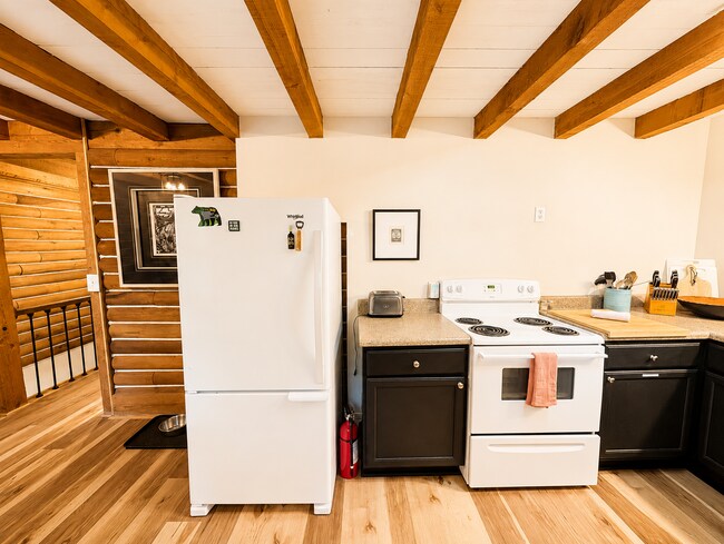 Building Photo - Black Mountain Cabin!