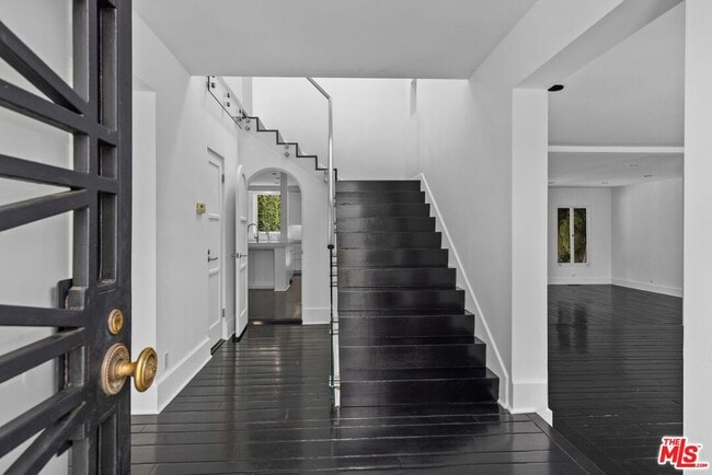 Building Photo - 305 S Bedford Dr