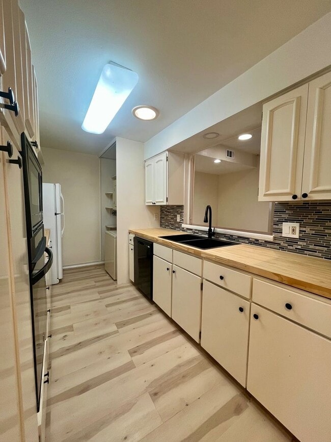 Building Photo - 2/1 Alamo Heights Condo ~ Freshly Remodele...