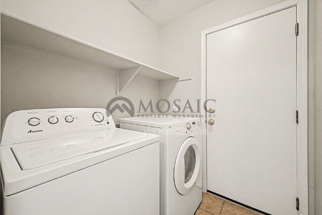 Building Photo - 1384 S Sabino Dr