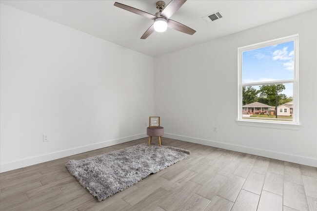 Building Photo - 7904 Sealey St