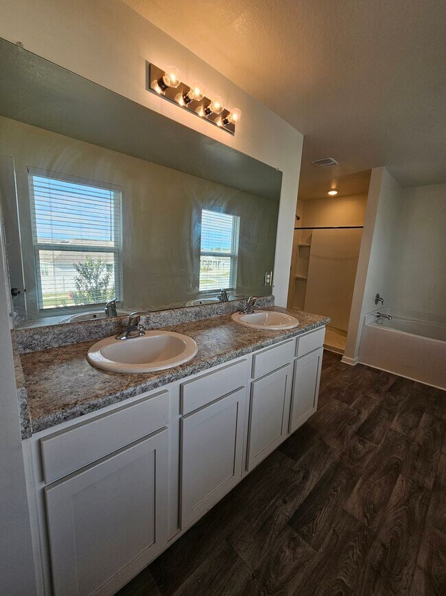 Building Photo - Spacious 4-bedroom Home in Panama City, FL - Perfect for long-term rental! *1/2 Off 1st Month's R...