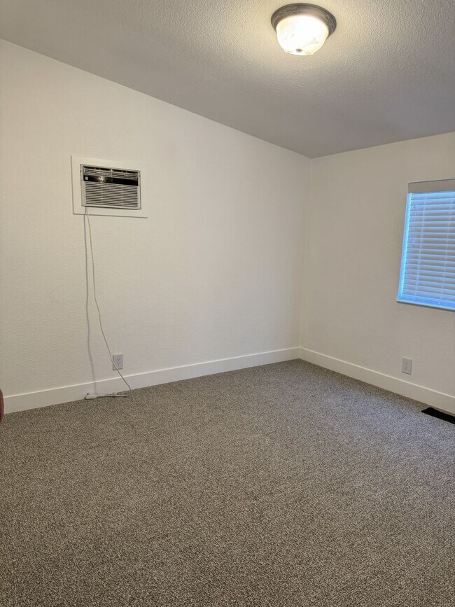 Building Photo - Large Echo home for rent