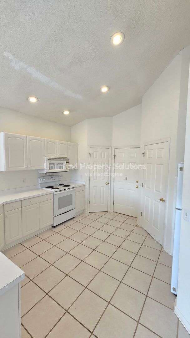 Building Photo - 426 Lansdowne Rd