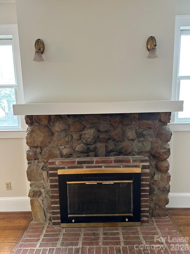 Building Photo - 407 W 9th St