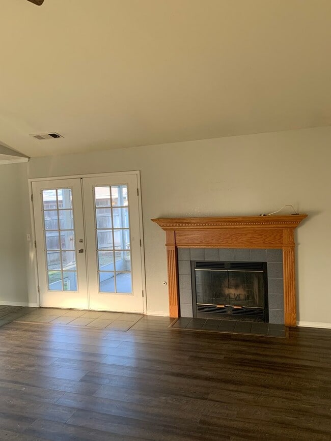 Building Photo - 3 Bedroom 2 Bath