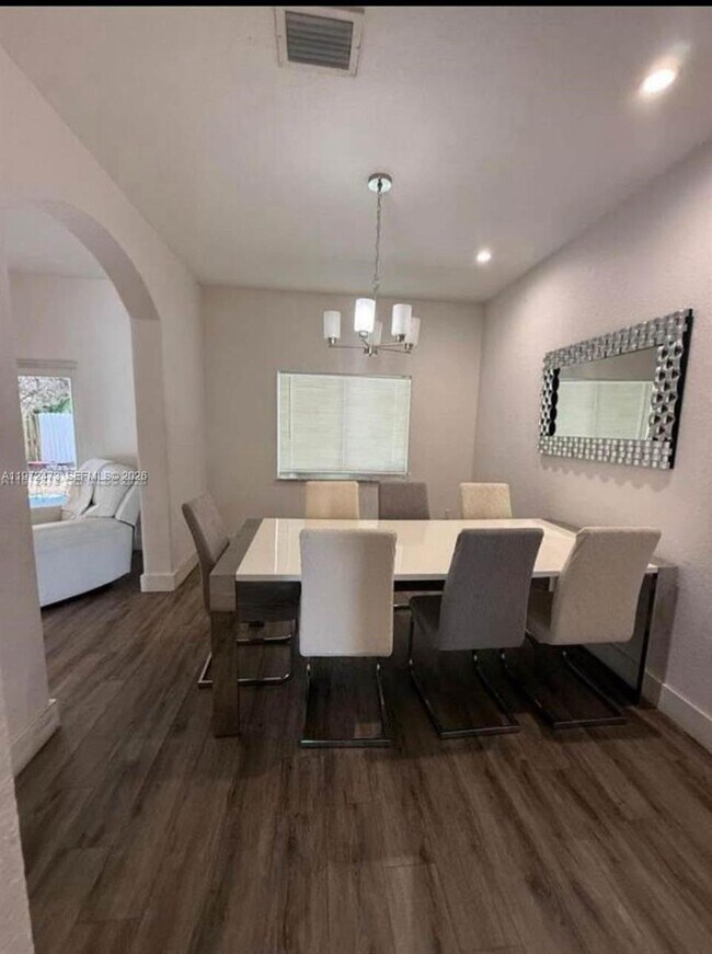 Building Photo - 718 SE 12th Ter