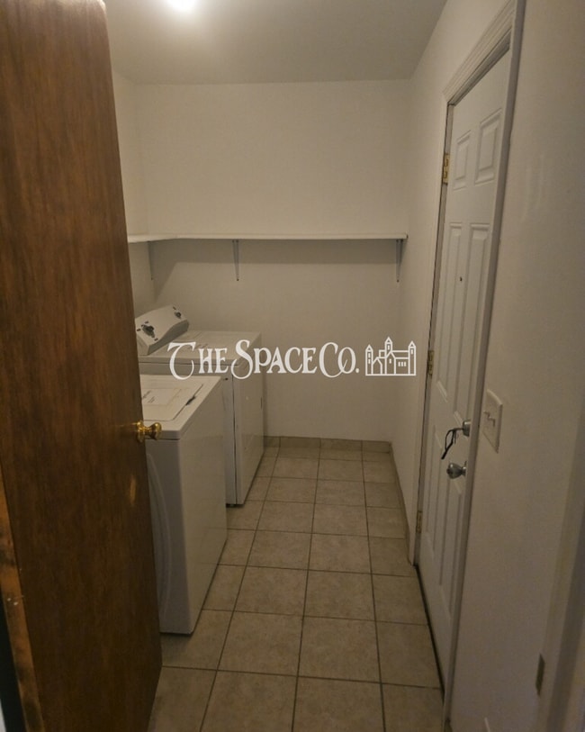 Building Photo - "Charming 2-Bed Townhouse Retreat on Fleming Road – Spacious Comfort in Charleston!"