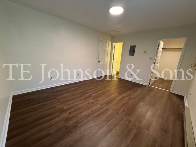 Building Photo - 1 Bedroom Near Easton Park! Water Included