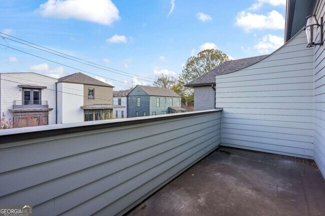 Building Photo - 689 Fraser St SE