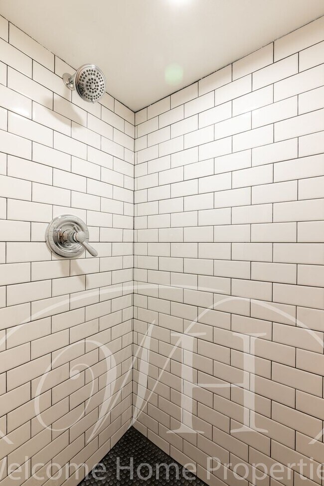 Building Photo - 1011 Waverly St