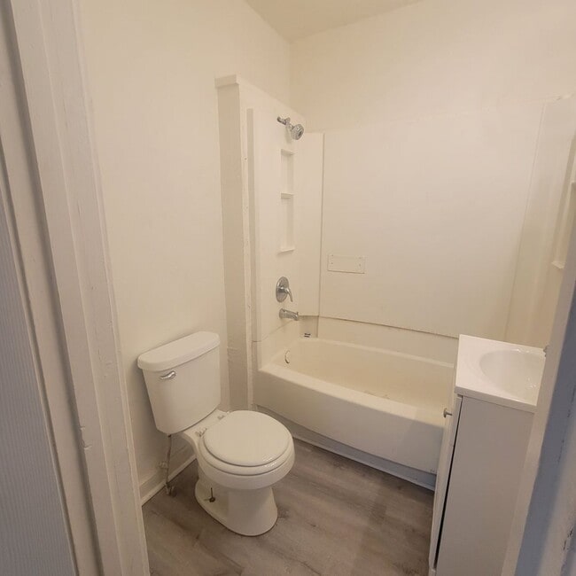 Building Photo - $900 2 Bedroom 1 Bathroom Home