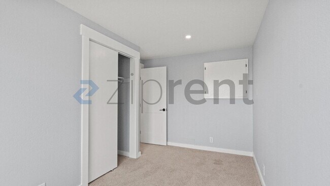 Building Photo - Unit