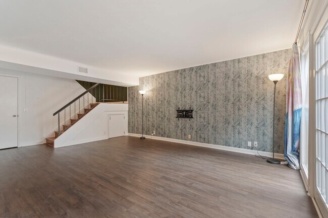 Building Photo - 2116 Hobbs Rd