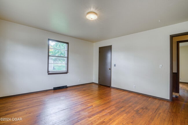 Building Photo - 2404 Iron Gates Rd