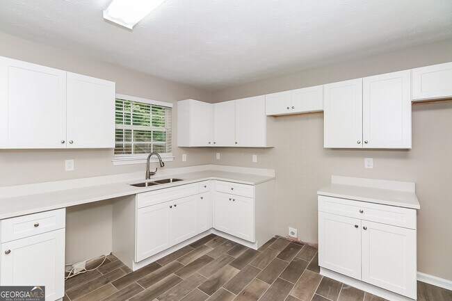 Building Photo - 215 Laura Cir