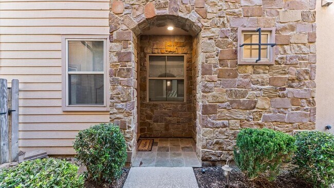 Building Photo - 931 W 23rd St