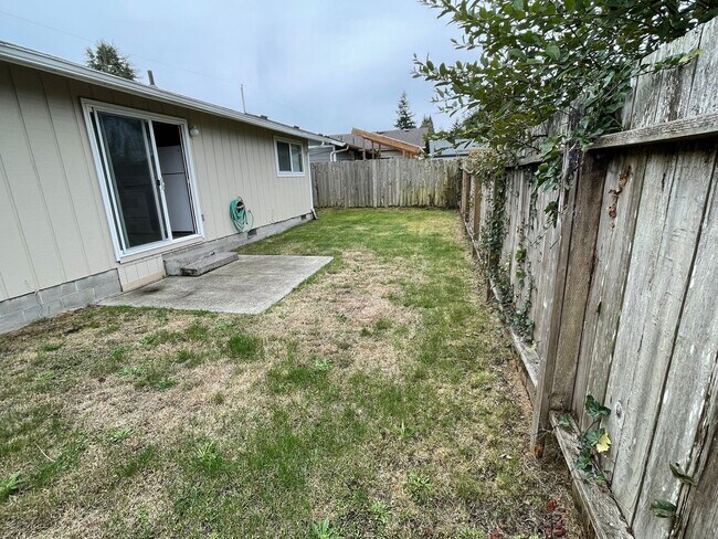 Building Photo - 2081