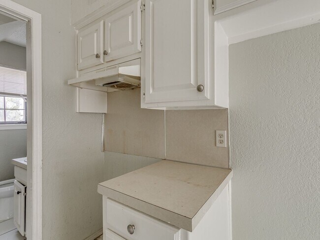 Building Photo - MOVE IN SPECIAL NO DEPOSIT OR APPLICATION ...